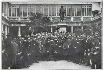 Visita a València d'Adolfo Bonilla y San Martín, estudiós de Vives poc abans de constituir-se l’associació. Foto de la seu històrica de la Universitat.